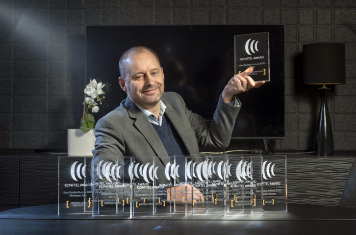 Tommy Edlund, Director of Global Sales at Konftel with the awards