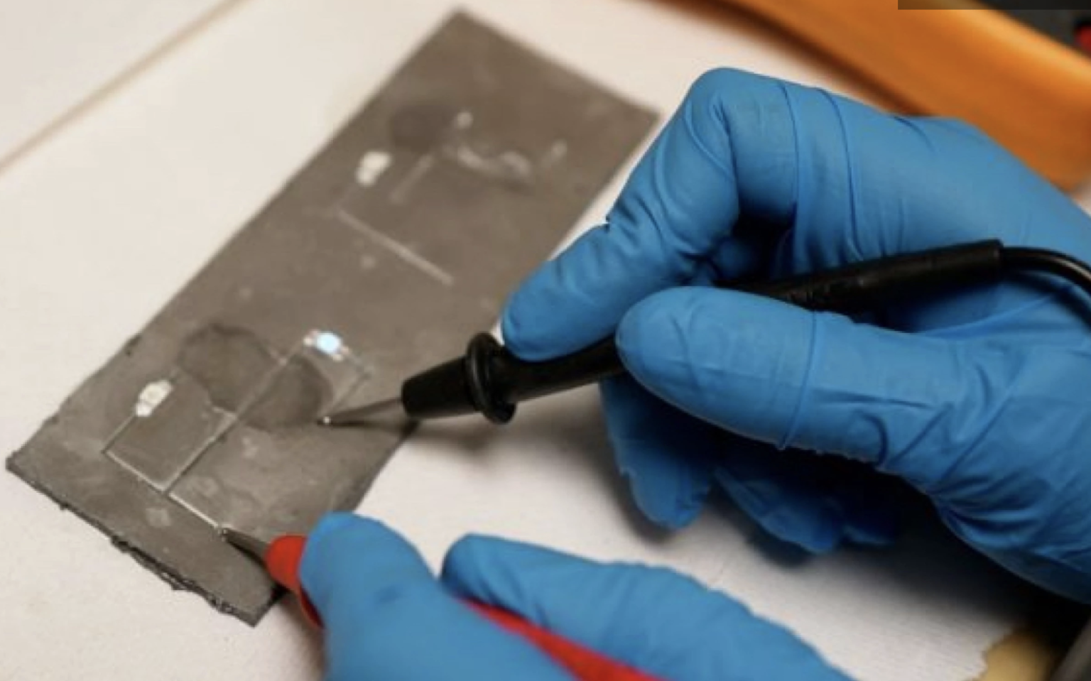 Selfhealing electronic material to withstand flexing and jabbing