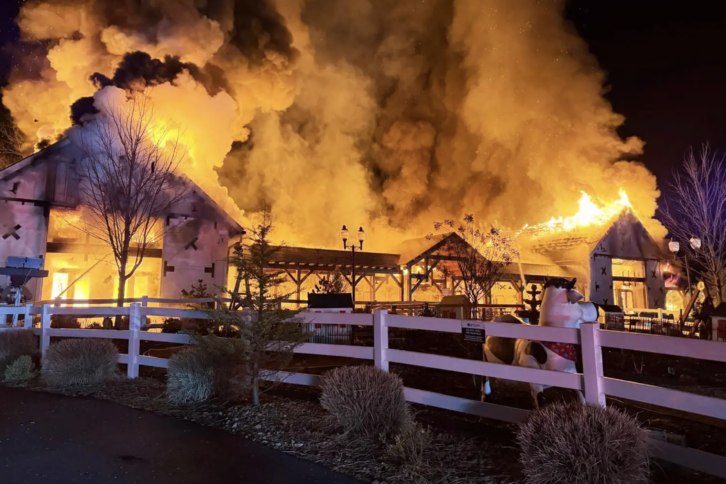 WATCH: Fire engulfs Tennessee amusement park